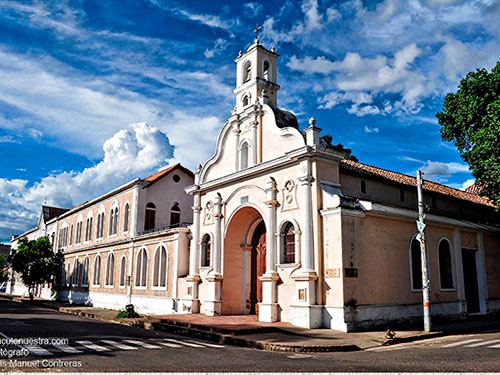Biblioteca e iglesia del Crmen en Cúcuta