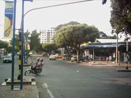 Avenida Cero llegando a la calle 15.