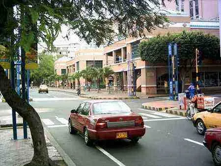 Avenida Cero con calle 11. A la derecha se observa el Centro Comercial Gran Bulevar, uno de los mas importantes de la ciudad.
