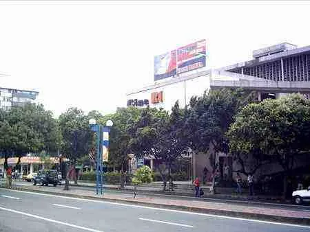 Avenida Cero entre calles 9a y 10. A la derecha se observa el edificio Rosetal o edificio de la Lotería de Cúcuta.