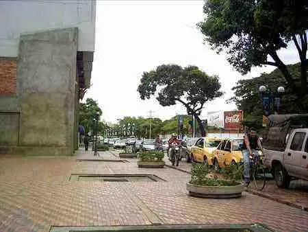 Avenida Cero entre la calle 8a y La Diagonal Santander.