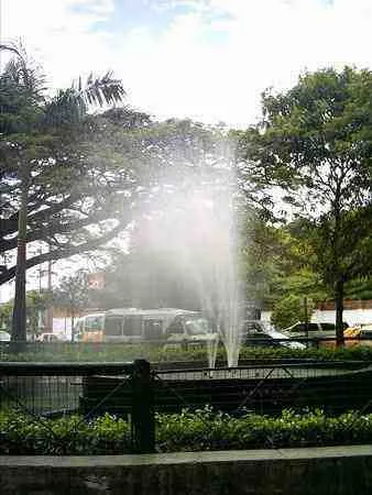 Parque La Fuente Luminosa. Avenida Cero entre la Calle 8a y La Diagonal Santander.