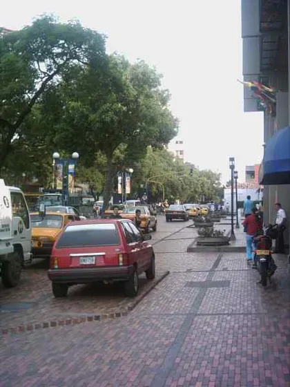 Avenida Cero vista desde la Diagonal Santander hacia la calle 8a.