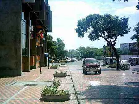 Avenida Cero llegando a la Diagonal Santander.