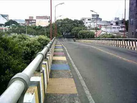 Puente Francisco de Paula Andrade. Su nombre en homenaje al Ingeniero que trazó el plano urbano de Cúcuta después del terremoto de 1875. Avenida Cero con Calle 21.