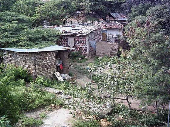 Casas ubicadas peligrosamente bajo el Puente San Rafael.