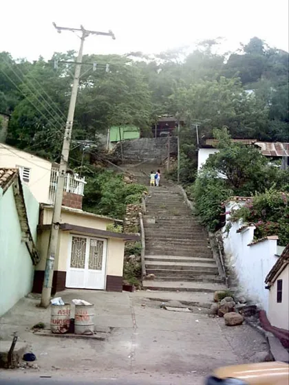 Una de las calles empinadas que llevan a uno de los cerros del barrio San Rafael.