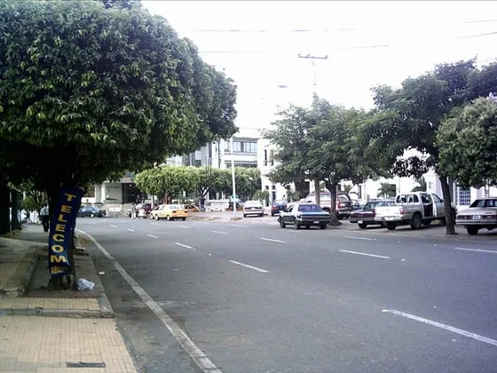 Avenida 1a entre calles 18 y 19. Al fondo a la derecha se aprecia la Clínica Norte.