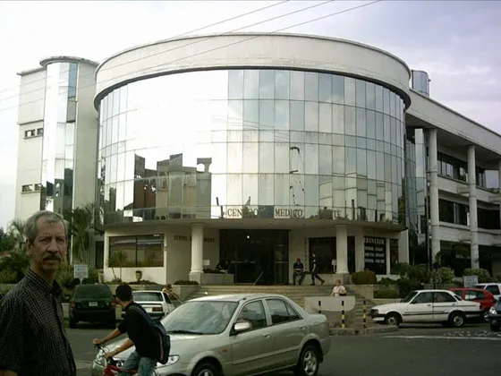 Edificio de fachada de vidrio en una avenida de la ciudad