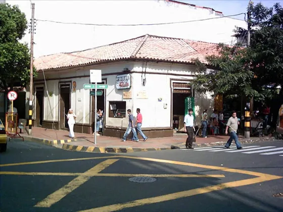 Droguería Ruiz Una de las mas antigua de la ciudad. Avenida 6a con calle 11.