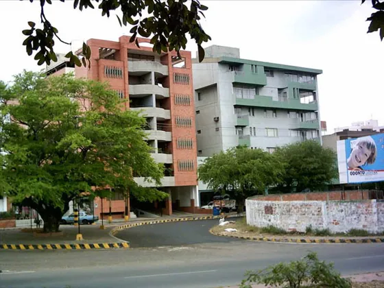 Edificios del barrio La Riviera. Cruce con La Avenida Libertadores.