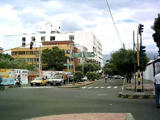 Calle 13 con avenida Cero. Al fondo La Clínica San José.