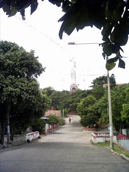 Avenida 4a. Rumbo al Monumento Cristo Rey. El monumento mas alto de la ciudad.