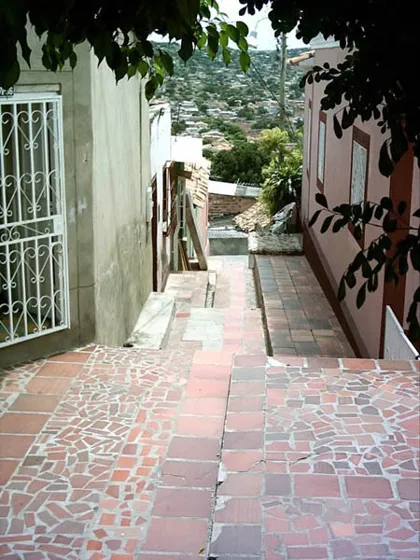 Calle angosta del Barrio La Circunvalación.