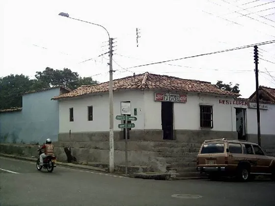 Restaurante La Dacha. Popular restaurante, famoso por sus pasteles. Avenida 5a con calle 16.