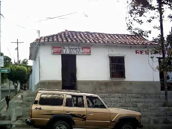 Restaurante La Dacha. Popular restaurante, famoso por sus pasteles. Avenida 5a con calle 16.