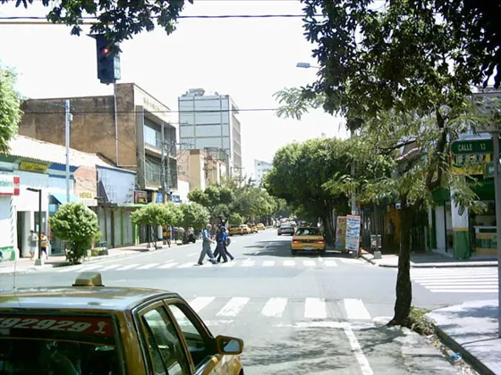 Avenida 5a con calle 13. Al fondo se aprecia el edificio donde funcionó el Banco de la República antes de su traslado a la Diagonal Santander.