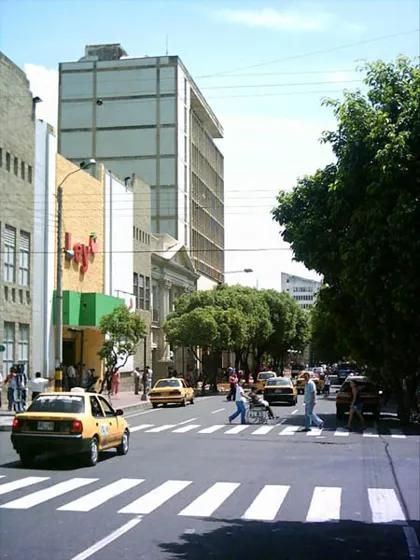 Avenida 5a. Al fondo el edificio donde funcionó el Banco de la República antes de su traslado a la Diagonal Santander.