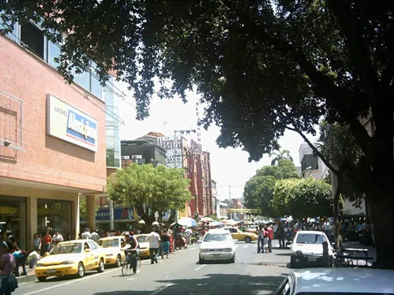 Avenida 6a, al fondo el Centro Comercial Alejandría. Avenida 6a con clle 9a.