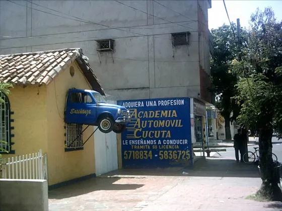 Original publicidad de Academia de Manejo. Calle 9a con avenida Cero.