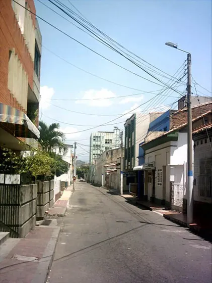 Barrio Latino Al fondo el edificio donde funcionó la Fábrica Bavaria. Calle 8a, vista desde la avenida Cero.