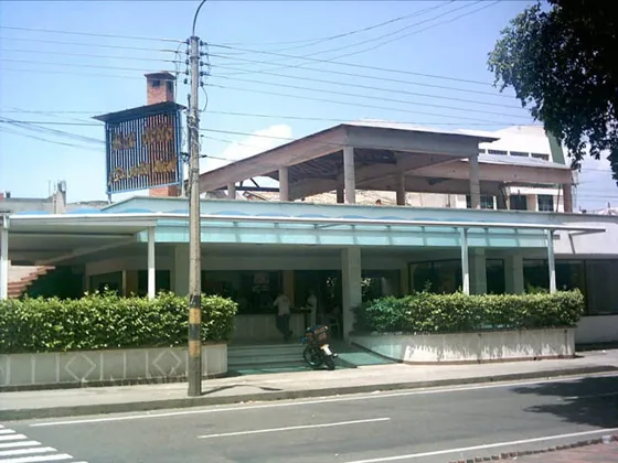 Restaurante Mac Pollo. Calle 8a con avenida Cero.