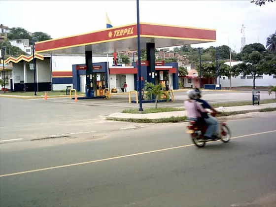 Estación de gasolina. Avenida 1a en el barrio San Rafael.