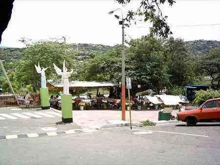 Ángeles ala entrada del Cementerio Central. Avenida 17, barrio El Contento.