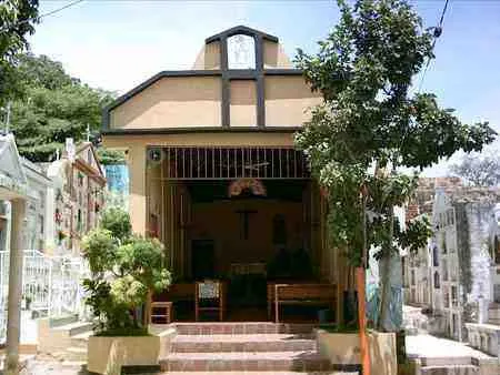 Capilla del Cementerio Central. Barrio El Contento.
