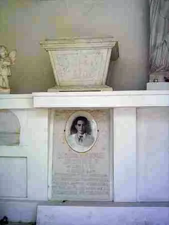 Una de las lujosas tumbas en mármol del Cementerio Central. Perteneciente a Álvaro Enrique Anavitate.