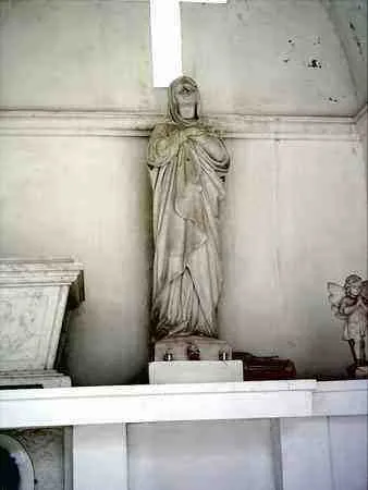 Virgen en mármol dentro de la tumba anterior.