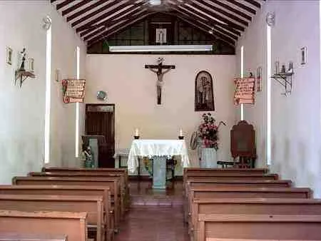 Interior de la capilla del Cementerio Central. Barrio el Contento.