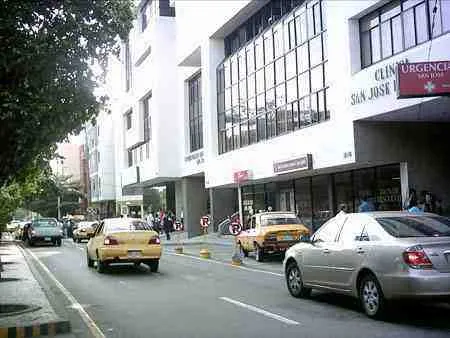 Clínica San José de Cúcuta vista desde la calle, con su entrada de urgencias