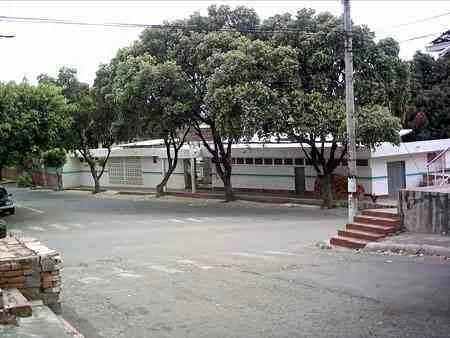 Edificación de salud de una planta rodeada de árboles