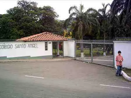Colegio Santo Ángel. Uno de los mas importantes colegios femeninos de la ciudad. Frente al exclusivo barrio Bellavista.
