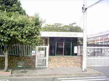 Colegio Calasanz Este excelente y exclusivo colegio está ubicado en el barrio Los Caobos. Calle 20 con avenida 1E.