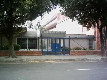 Colegio Femenino Carmen Teresiano. Calle 16, barrio Caobos.