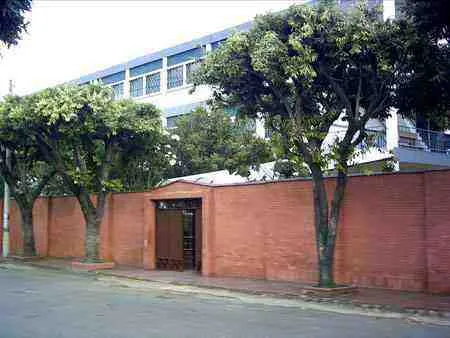 Colegio Femenino Cardenal Sancha. Calle 21A con avenida 0B.