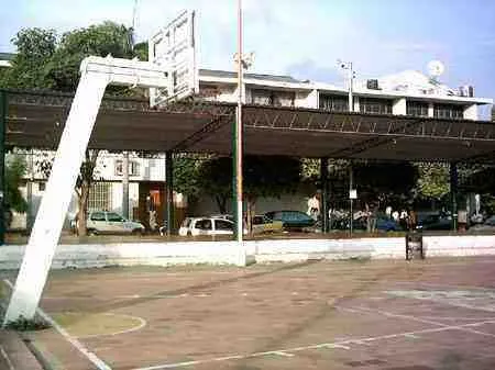Al fono el colegio Mercedes Femenino Abrego. Barrio Popular.