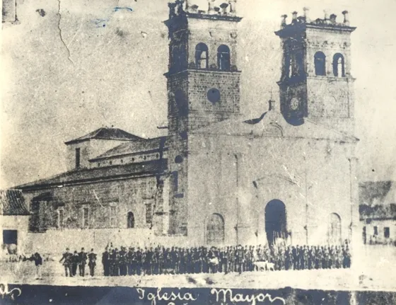 Iglesia de San José construida en 1847 por el padre Domingo Antonio Mateus, año en que se hizo cargo de la parroquia. Los constructores fueron los ingenieros bogotanos Pascual Pinzón y Gregorio Peña. La fotografía fue tomada el Jueves santo de 1872. Al frente de la iglesia se encuentra de parada el batallón "Rifles" que rinde honores en el entierro del Mayor Levi conocido tambien como "el cachifo". Las torres almenadas prestan a la iglesia un sabor morisco y castrense, los arcos de medio punto y los contrafuertes le añaden un inconfundible toque románico. Fuente: libro "Antes del Terremoto" del doctor Virgilio Durán Martínez.