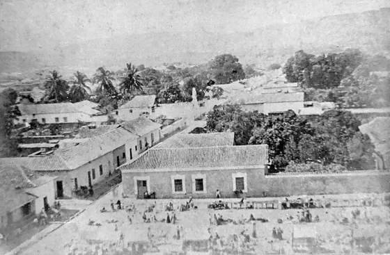 Plaza Principal.1867. Durante el día de mercado que se efectuaba al aire libre. Fotografía tomada desde la torre de la iglesia San José. Fuente: Cámara de Comercio de Cúcuta.