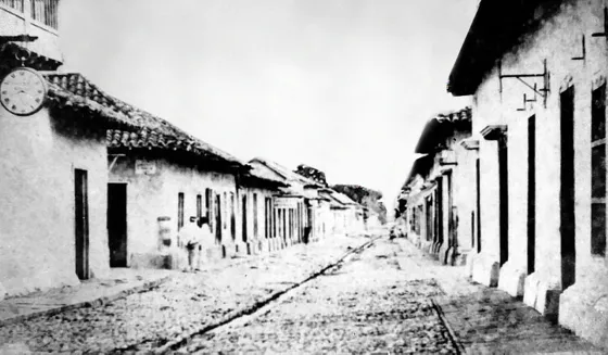 Relojería Wirtz.1874 en la calle del Comercio. En esa época no existía la costumbre de sembrar árboles en sus calles. Fuente: Cámara de Comercio de Cúcuta.