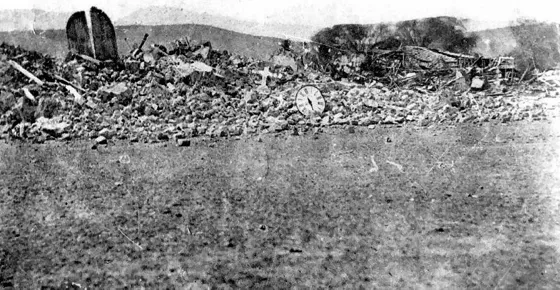 Terremoto de Cúcuta, 1875 Ruinas de la iglesia principal, Catedral de San José. Se aprecia el reloj de una de sus torres y una de las puertas de entrada. La catedral se reconstruyo pero 20 O 30 metros mas hacia el oriente. Fuente: Cámara de Comercio de Cúcuta.