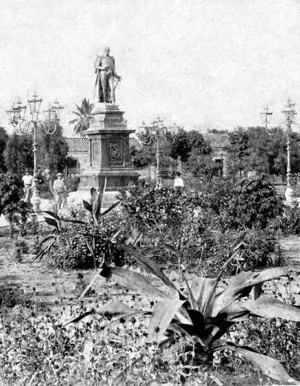 Parque Santander creado a partir de 1886 por iniciativa del alcalde Carlos García Vera en el lote de terreno comprado a Florinda Sierra de Pacheco y la estatua del General Francisco de Paula Santander, levantada por suscripción popular en 1892 e inaugurada el 7 de agosto de 1893, contruida en Alemania por el escultor Carl Borner por la suma de 20.000 marcos equivalentes a 10.000 moneda de 0835, mas la suma de 4.000 marcos que costaron los materiales del bello pedestal, importados tambien de Alemania., para conmemorar el centenario del Hombre de las Leyes. Fuente: Cámara de Comercio de Cúcuta y libro Cita Histórica de Luis A. Medina