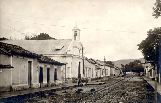 Iglesia de San Antonio 1891. La primera iglesia de San Antonio fue dificada antes del terremoto de 1875 en la calle 11 entre avenidas 7ª y 8ª. En 1891, se inició la colecta para la construcción de la nueva iglesia de San Antonio en el lugar donde hoy la conocemos calle 9 entre avenidas 8ª y 9%, frente al parque Mercedes Ábrego, gracias a la labor de Don Trinidad Ferrero. En 1930 don José Rafael Unda donó los terrenos del solar de su residencia para la ampliación de la nueva iglesia y en 1947 el párroco Pbro. Guillermo Santamaría bendijo el nuevo púlpito y naves laterales. Fuente: doctor Virgilio Durán Martínez y libro Cita Histórica de Luis A. Medina S.