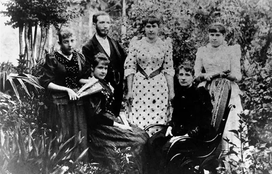 Familia cucuteña posando en un frondoso jardín que solían tener las casas grandes de la ciudad. Los jardines cuidadosamente mantenidos eran orgullo de las familias. 1892. Fuente: Cámara de Comercio de Cúcuta.