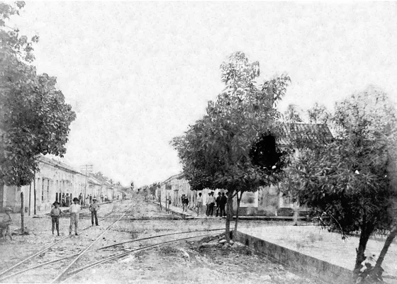 Calle Nariño, actual calle 10 en la esquina del Parque Santander con la avenida 5a. Año 1897. Fuente: Cámara de Comercio de Cúcuta.