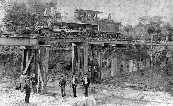 Ferrocarril de Cúcuta a finales del siglo XIX. Esta fue la principal obra realizada en Cúcuta después del terremoto en 1875. Su primer trayecto de 60 kilómetros, desde la estación Cúcuta (hoy Terminal de Transportes) a Puerto Santander, se inauguro el 30 de junio de 1888. Fuente: Cámara de Comercio de Cúcuta.