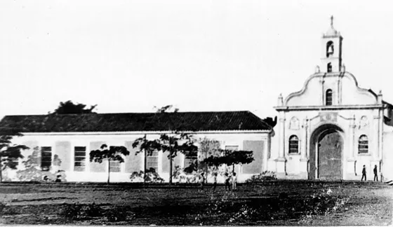 Hospital San Juan de Dios e Iglesia del Carmen en la última década del siglo XIX. Al frente el lote en el cual se construía La Plaza de Cristobal Colón, inaugurada en 1892, actualmente El Parque Colón.