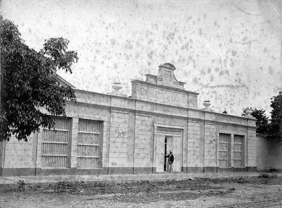 Teatro de Cúcuta, construido un año después del terremoto por Don Domingo Guzman. Este teatro se llamó posteriormente Teatro Guzmán, el cual fue demolido a principios del siglo XX, para construir allí el Teatro Guzmán Berti, que fue adecuado para cine, siendo demolido definitivamente a finales del siglo XX, para dar paso a locales comerciales como el actual Centro Comercial Alejandría. Avenida 6 Calles 7a y 8a. 1897.